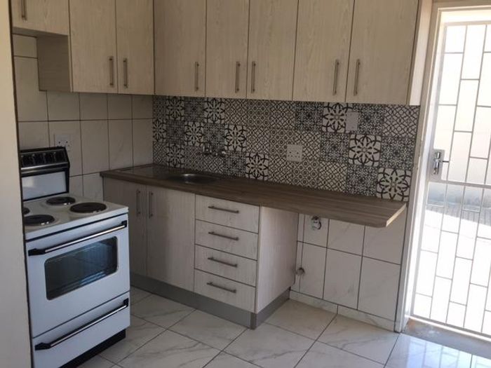1 Bedroom Apartment To Rent in Suiderhof with en-suite and open parking.