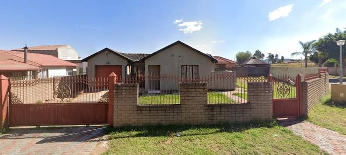 Danville House For Sale: 3 beds, 2 baths, garage, secure yard, 454 sqm.