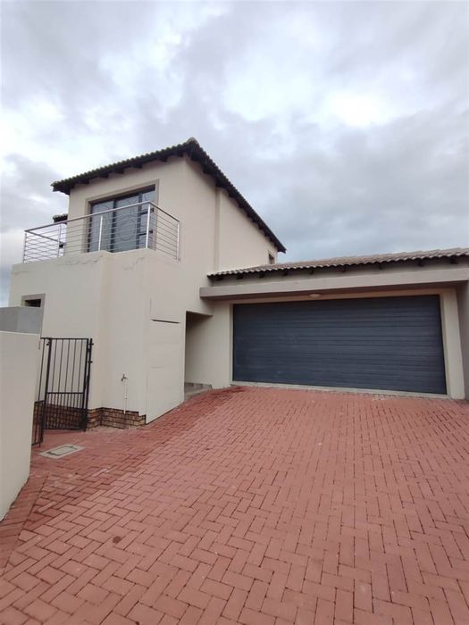 For Sale: House in Thatchfield Hills with pool, cottage, and security features.