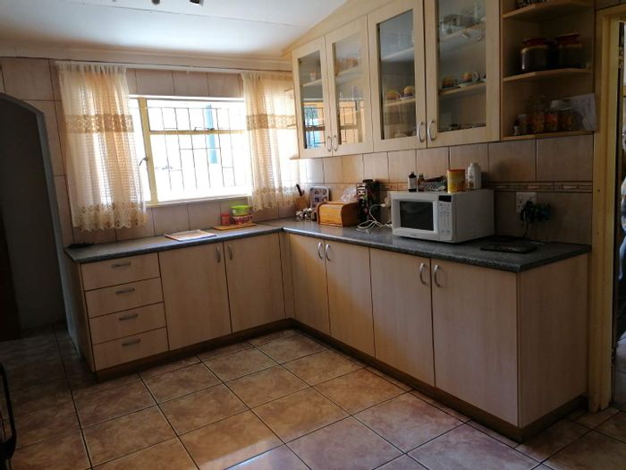 Property #1987321, House pending sale in Windhoek West