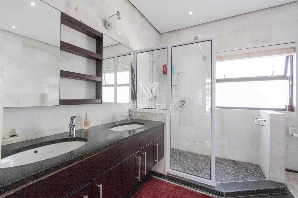 58 - Bathroom with double basin and shower