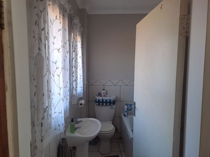 Highveld Apartment For Sale: 1 bed, balcony, covered parking, near universities.