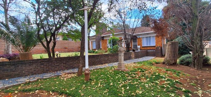 Charming South Crest house for sale with garden, entertainment room, and ample parking.