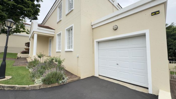 Townhouse in Sterrewag To Rent: 2 beds, garden, 24-hour security, fully furnished.