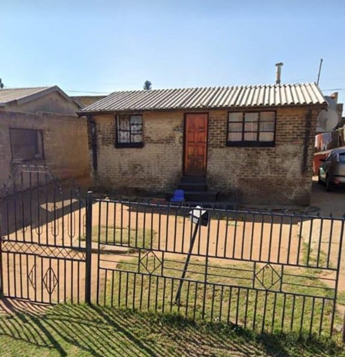 Diepkloof Zone 2 House for Sale: 2 Bedrooms, Spacious Yard, Near Amenities!