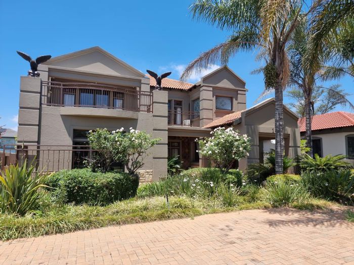 For Sale: Spacious 4-bedroom house in Moreleta Park with security, pool, and office.