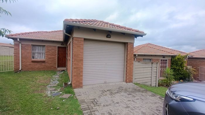 3-Bedroom House For Sale in Thatch Hill Estate with spacious backyard and garage.