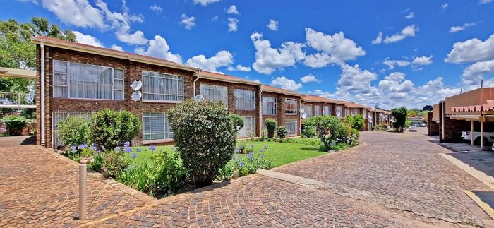 Brackendowns Apartment To Rent: 2 beds, pool, braai area, secure complex.