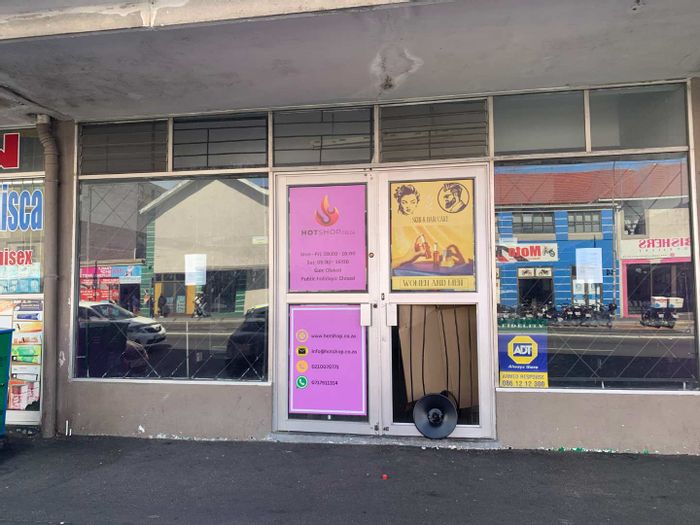 Retail space to rent in Townsend Estate, featuring storage and private bathroom.