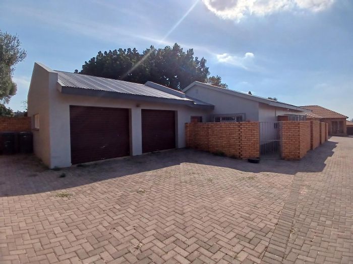 Silverton Townhouse To Rent: 3 bedrooms, private garden, double garage, pet-friendly.