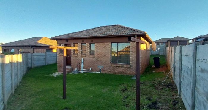 3-Bedroom House For Sale in Thatch Hill Estate with yard, carport, and security.