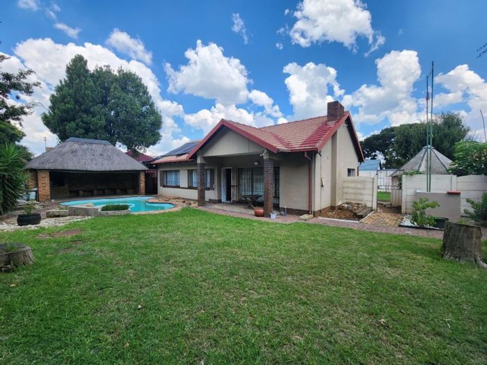 Ravensklip House To Rent: 3 Bedrooms, Pool, Carports, Pet Friendly, Fibre Connected.