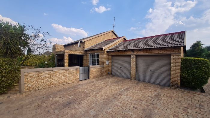 Townhouse To Rent in Olivedale: 2 beds, loft, garden, double garage, secure complex.