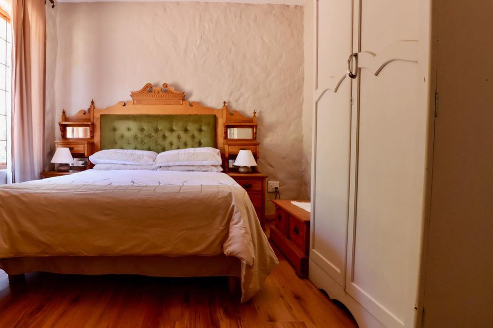 Guest bedroom with en-suite bathroom