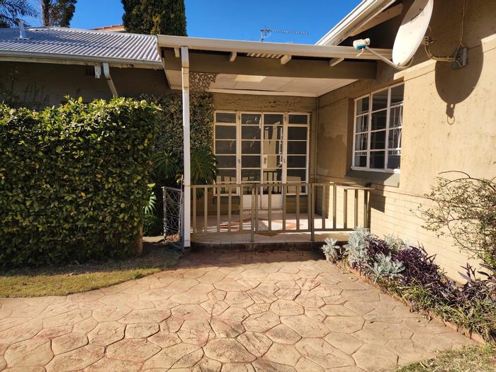 Rynfield Cottage To Rent: 2 beds, 2 baths, private garden, utilities included.