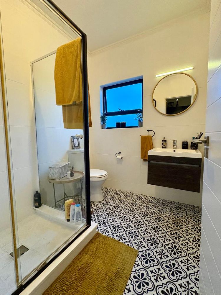 Modern neat bathroom