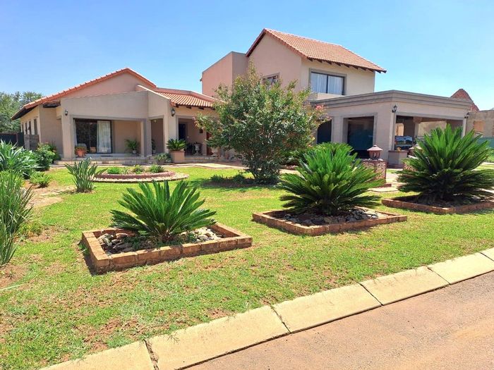 For Sale: Ifafi House with 3 bedrooms, garden, garages, and mountain views.
