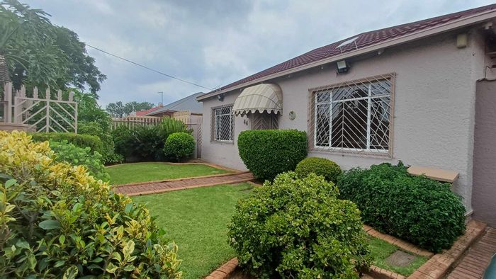 Rewlatch House For Sale: Chef's kitchen, pool, garden, potential flat conversion.