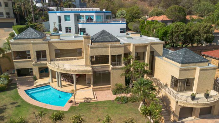 For Sale: Spacious Bassonia Estate house with 4 bedrooms, pool, and garage.