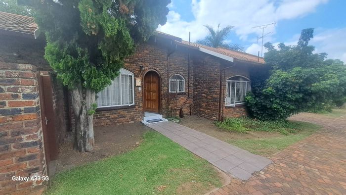 Property #2218290, Townhouse for sale in Buccleuch