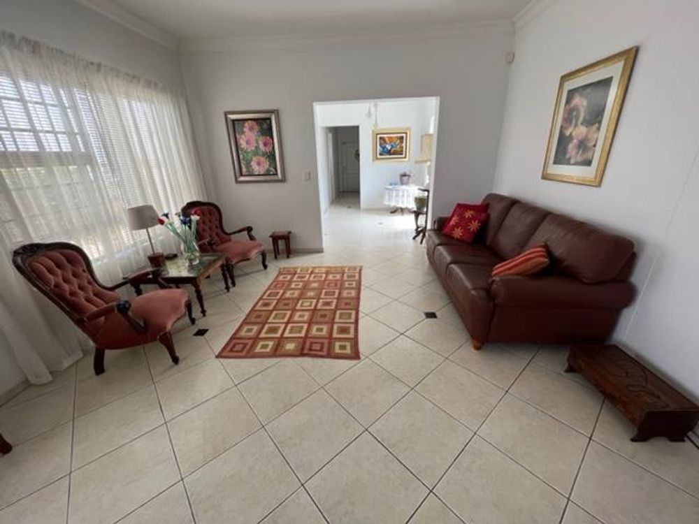 Main house -  Open plan seating corner with open plan kitchen and dining area