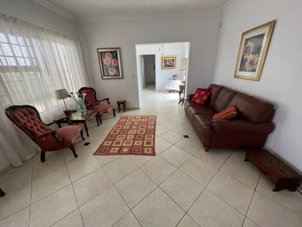 Main house -  Open plan seating corner with open plan kitchen and dining area