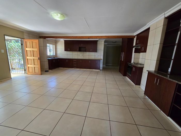 3-Bedroom House To Rent in Fairleads with communal pool and double carport.