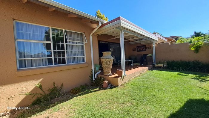 Property #2214831, Townhouse For Sale in Buccleuch