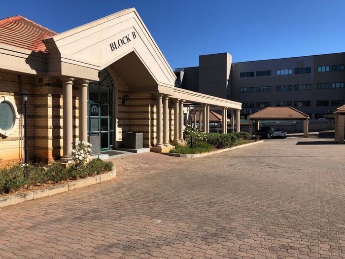 Dunkeld Office To Rent: Five suites with essential amenities and dedicated parking.