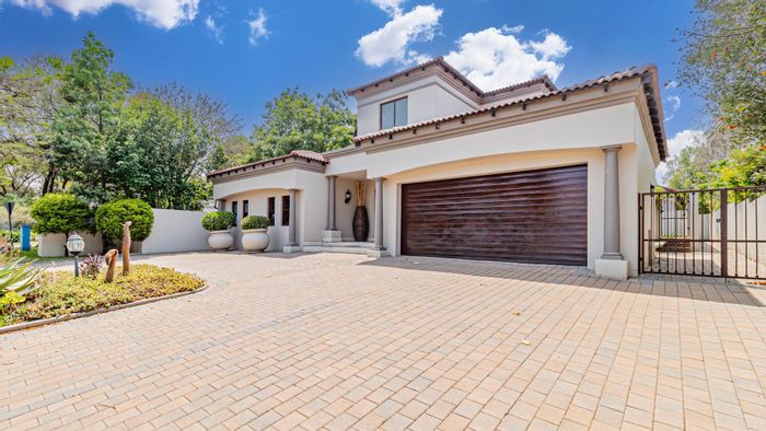 Dainfern Golf Estate House To Rent: Pool, wine cellar, entertainment area, staff quarters.