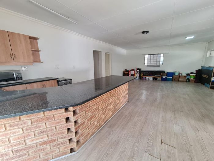 Glenvista Townhouse To Rent: 2 Bedrooms, open-plan living, close to amenities.