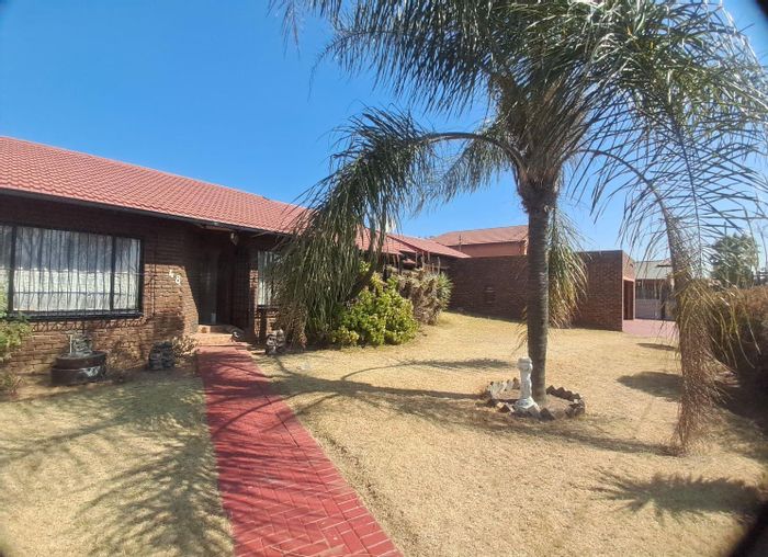 Spacious Elandspark House for Sale: Entertainer's Dream with Pool and Braai Area!