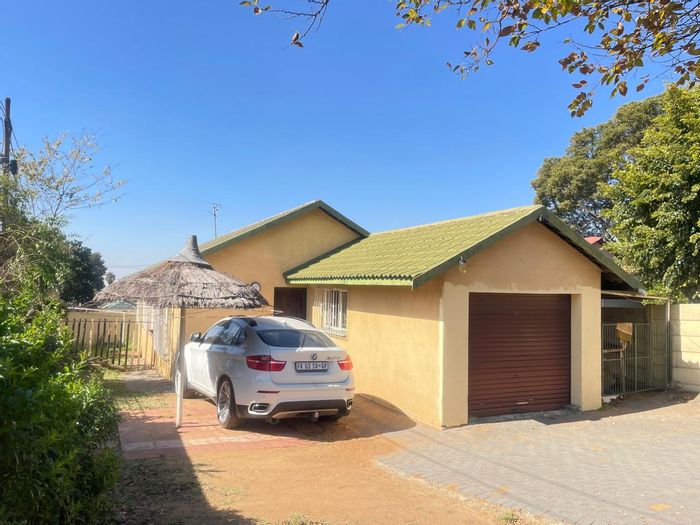 For Sale: House in Tulisa Park with 3 bedrooms, spacious driveway, and open-plan living.
