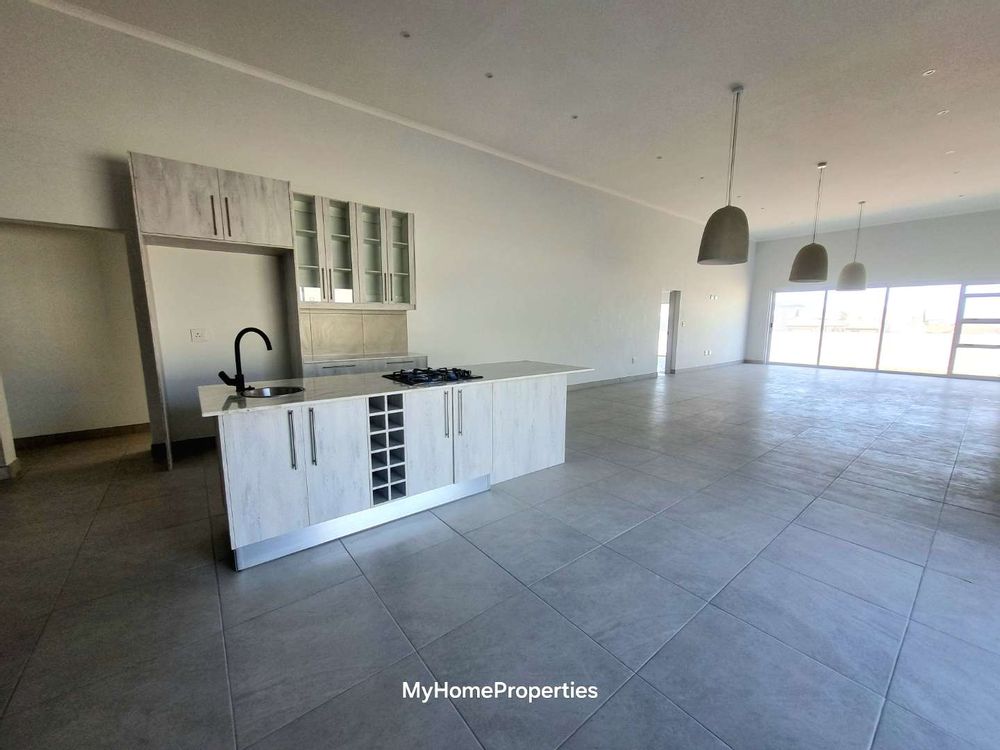 Kitchen & living room/dining area