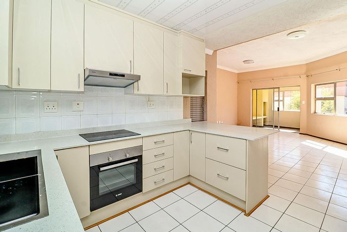 Spacious 2-bedroom apartment with pool access in Bedfordview Central, To Rent.