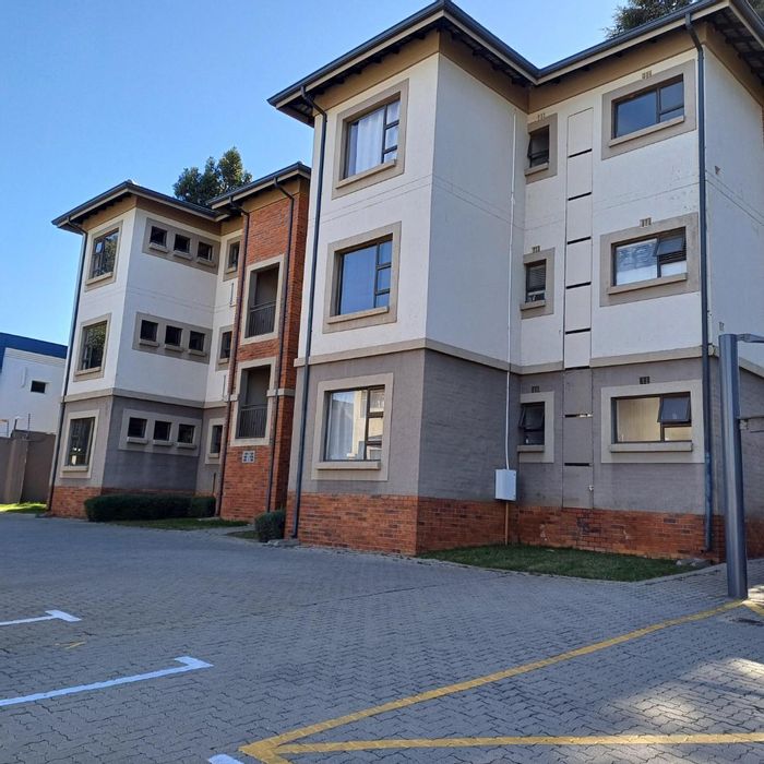 To Rent: 2-Bedroom Apartment in Parkwood with 24hr Security and Fibre Ready.