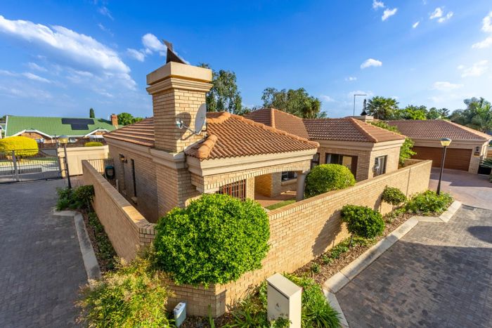 Farrarmere House For Sale: 3 beds, 2 baths, double garage, low-maintenance garden.