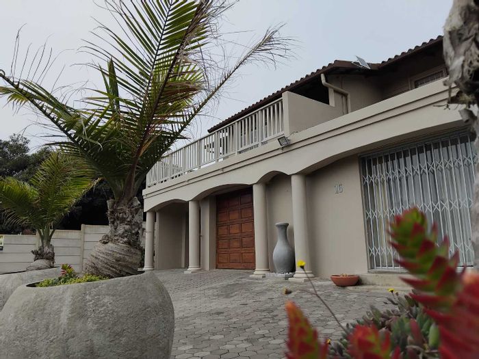 Tergniet House For Sale: 3 bedrooms, beach access, braai area, double garages.