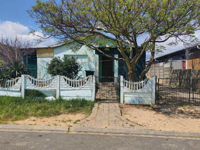 For Sale: House in Groenheuwel with potential, near schools and shopping centers.