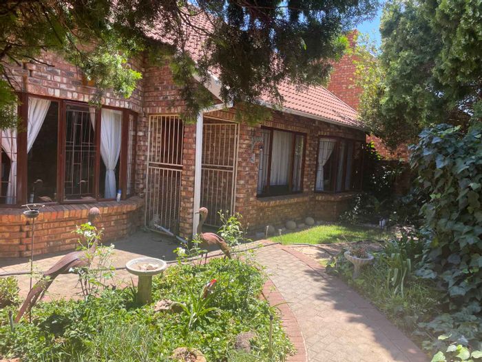 Mangaung Townhouse For Sale: Garden oasis, lapa, open-plan living, double garage.