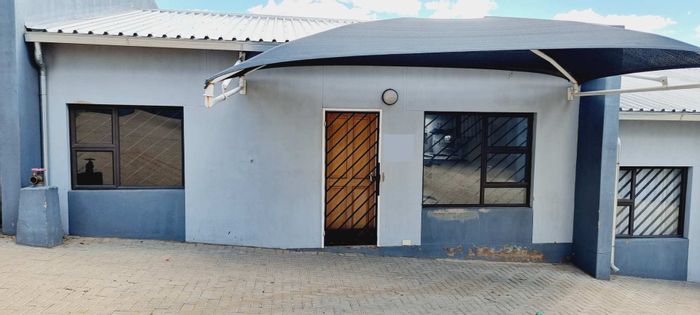 For Sale: Townhouse in Otjomuise Ext 4 with 2 bedrooms, courtyard, and lounge.