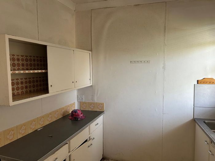 1.5-Bedroom Apartment For Sale in Florida with parking and open-plan living space.