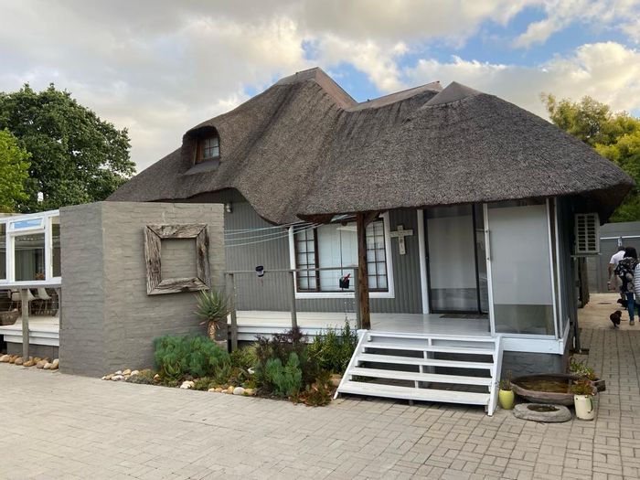 Fully furnished 3-bedroom house in Paarl Central, ideal for co-living. To Rent.