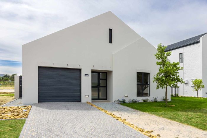 House To Rent in Paarl North: 2 beds, inverter, green spaces, and amenities.