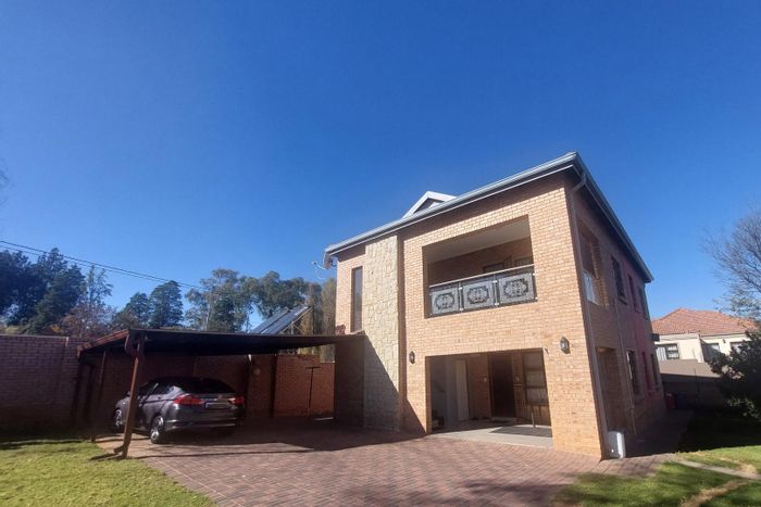 Cottage To Rent in Woodmead: 2 beds, 2 baths, secure parking, and backup power.