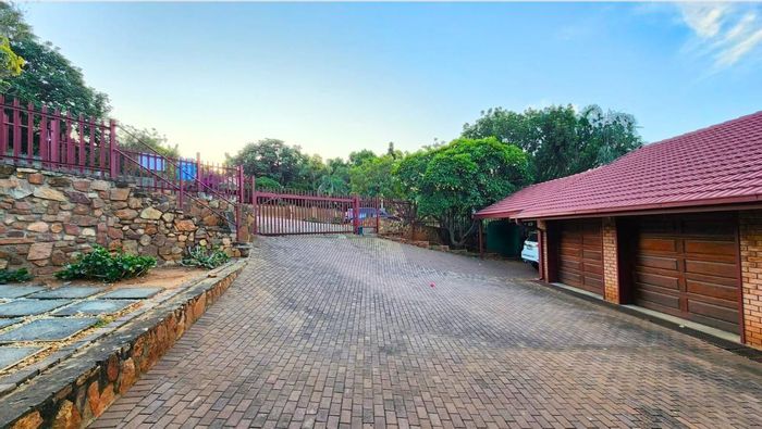 For Sale: Spacious Cashan House with 3 Bedrooms, Pool, and Ample Parking.