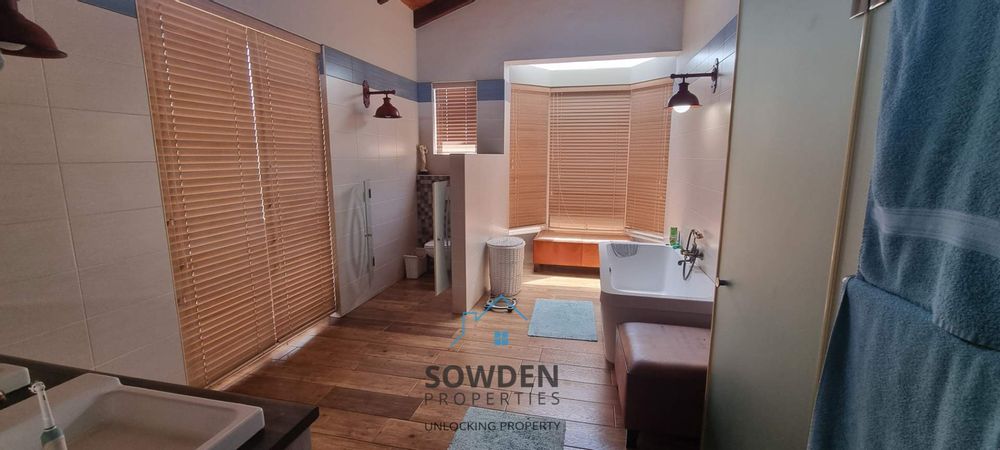 Master En-suite bathroom