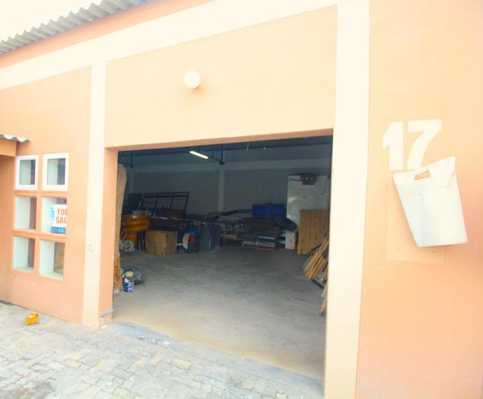 Industrial workshop for sale in Industria: 170m² space, automated garage, rental income.