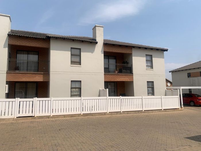 Pomona Townhouse For Sale: 3 Bedrooms, secure estate, play area, braai facilities.