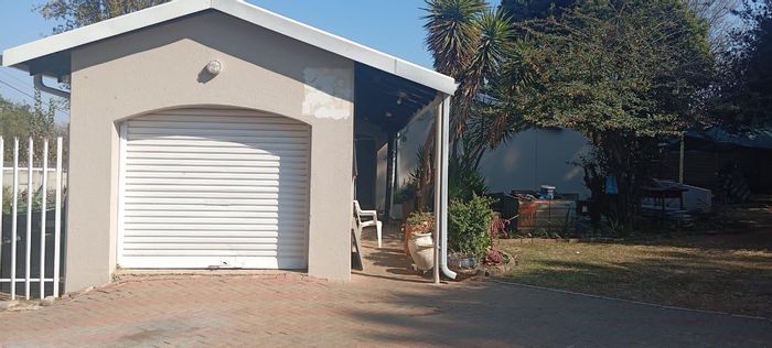 Brackendowns House For Sale: 3 Bedrooms, Study, Garage, Spacious Yard.
